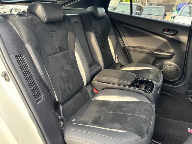 プリウスＰＨＶ Ｓ　ＧＲスポーツ　トヨタセーフティセンス・ハーフレザーシート・シートヒーター・地デジ付き純正ナビ・バックカメラ・スマートキー・１８インチアルミ・ＥＴＣ２．０・ＬＥＤヘッドライト（16枚目）