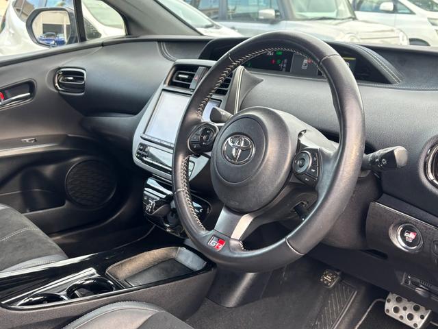 プリウスＰＨＶ Ｓ　ＧＲスポーツ　トヨタセーフティセンス・ハーフレザーシート・シートヒーター・地デジ付き純正ナビ・バックカメラ・スマートキー・１８インチアルミ・ＥＴＣ２．０・ＬＥＤヘッドライト（22枚目）