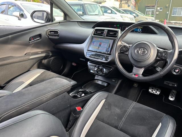 プリウスＰＨＶ Ｓ　ＧＲスポーツ　トヨタセーフティセンス・ハーフレザーシート・シートヒーター・地デジ付き純正ナビ・バックカメラ・スマートキー・１８インチアルミ・ＥＴＣ２．０・ＬＥＤヘッドライト（23枚目）