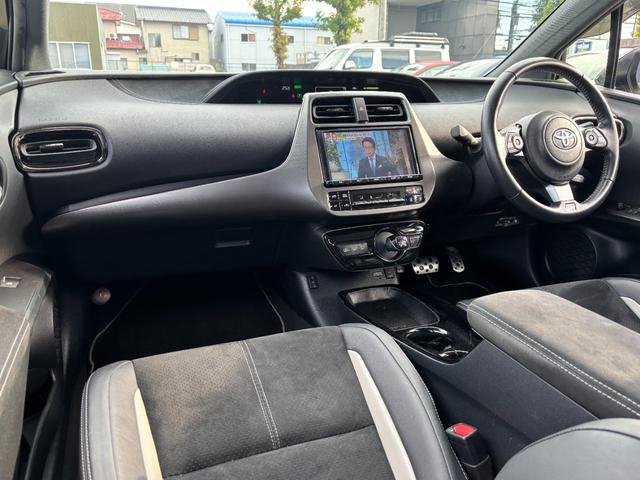 プリウスＰＨＶ Ｓ　ＧＲスポーツ　トヨタセーフティセンス・ハーフレザーシート・シートヒーター・地デジ付き純正ナビ・バックカメラ・スマートキー・１８インチアルミ・ＥＴＣ２．０・ＬＥＤヘッドライト（24枚目）