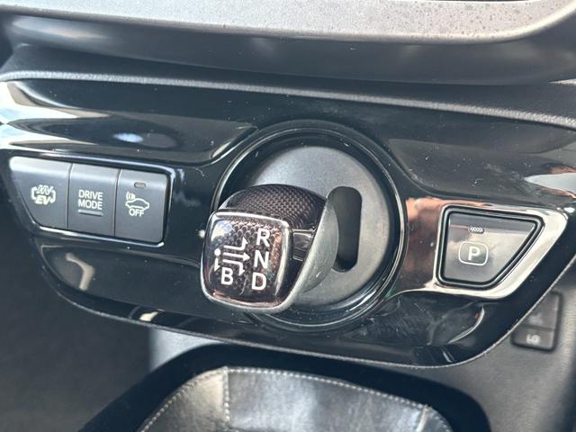 プリウスＰＨＶ Ｓ　ＧＲスポーツ　トヨタセーフティセンス・ハーフレザーシート・シートヒーター・地デジ付き純正ナビ・バックカメラ・スマートキー・１８インチアルミ・ＥＴＣ２．０・ＬＥＤヘッドライト（29枚目）