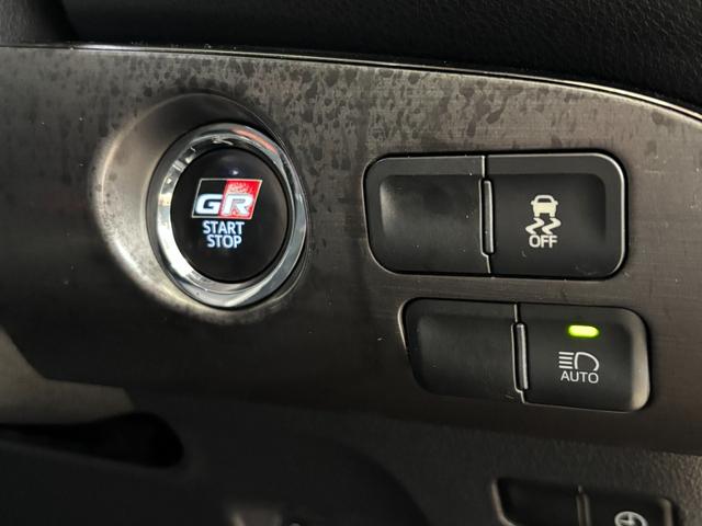 プリウスＰＨＶ Ｓ　ＧＲスポーツ　トヨタセーフティセンス・ハーフレザーシート・シートヒーター・地デジ付き純正ナビ・バックカメラ・スマートキー・１８インチアルミ・ＥＴＣ２．０・ＬＥＤヘッドライト（30枚目）