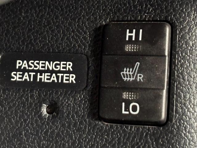 プリウスＰＨＶ Ｓ　ＧＲスポーツ　トヨタセーフティセンス・ハーフレザーシート・シートヒーター・地デジ付き純正ナビ・バックカメラ・スマートキー・１８インチアルミ・ＥＴＣ２．０・ＬＥＤヘッドライト（31枚目）