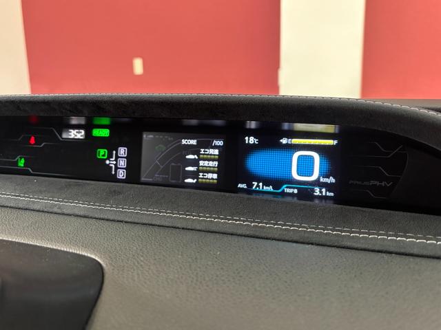 プリウスＰＨＶ Ｓ　ＧＲスポーツ　トヨタセーフティセンス・ハーフレザーシート・シートヒーター・地デジ付き純正ナビ・バックカメラ・スマートキー・１８インチアルミ・ＥＴＣ２．０・ＬＥＤヘッドライト（35枚目）