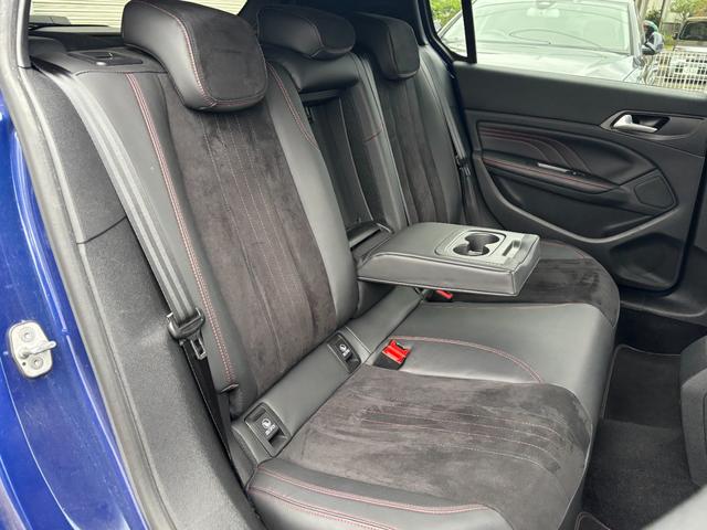 リアシートは広くゆったり乗車できます。