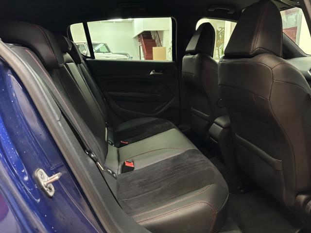 後部席足元にも余裕がございます。