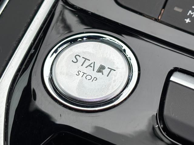 スマートキーシステムですのでキーを所持し、ボタンを押すだけでエンジンスタート出来ます。
