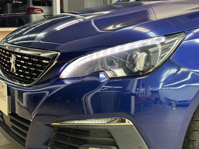 ヘッドライトレンズにクスミや変色もございません。