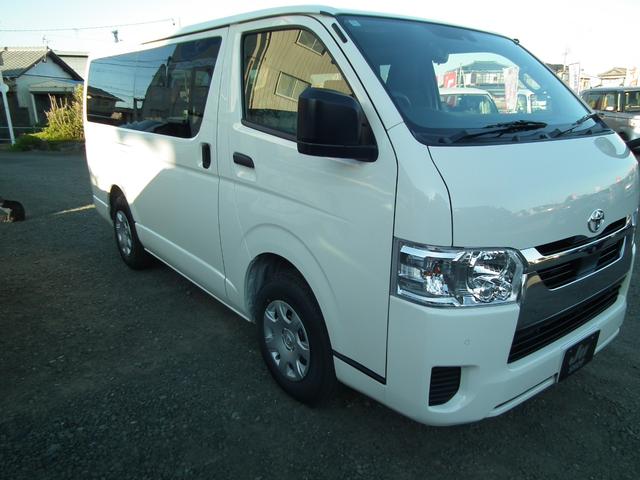 ハイエースバン DX GLパッケージ 登録済み未使用車・LEDヘッドライト・バックカメラ・デジタルインナーミラー・イージークローザー・助手席エアバック(3枚目)