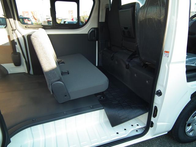 ハイエースバン DX GLパッケージ 登録済み未使用車・LEDヘッドライト・バックカメラ・デジタルインナーミラー・イージークローザー・助手席エアバック(19枚目)
