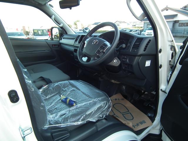 ハイエースバン DX GLパッケージ 登録済み未使用車・LEDヘッドライト・バックカメラ・デジタルインナーミラー・イージークローザー・助手席エアバック(20枚目)