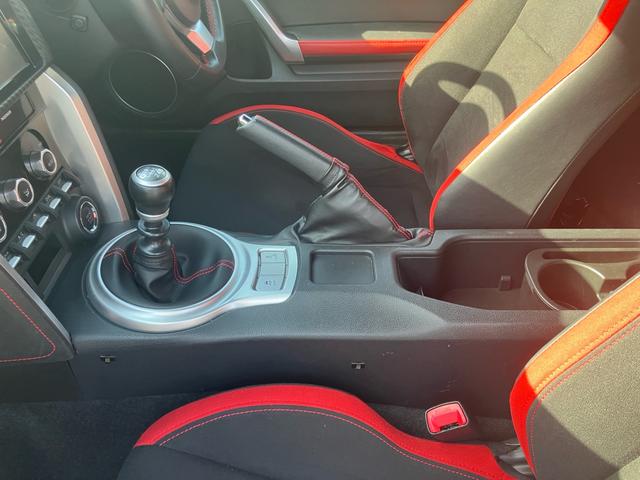 86 GT 6速マニュアル TRDエアロ TRDマフラー ブレンボキャリパー前後 テイン車高調 18インチAW ナビ バックカメラ ETC LEDヘッドライト 1年走行距離無制限保証付・ロ-ドサ-ビス付(49枚目)