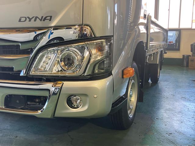 ダイナトラック ロングジャストロー　Ｇパッケージ　登録済未使用車　オートマ　２０００ｃｃ　ガソリン車　積載量１．２５ｔ　キーレスエントリー　ＬＥＤヘッドライト　ＬＥＤルームライト　キーレス　ＬＥＤフォグランプ　バックカメラ（5枚目）