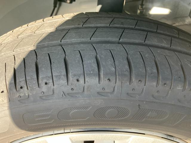 ミライース Ｌ　ＳＡＩＩＩ　１３インチフルホイールキャップ　マルチリフレクターハロゲンヘッドランプ　可倒式ドアミラー　自発光式デジタルメーターアンバーイルミネーションメーター　マニュアルエアコン（ダイヤル式）　キーレスエントリー（8枚目）