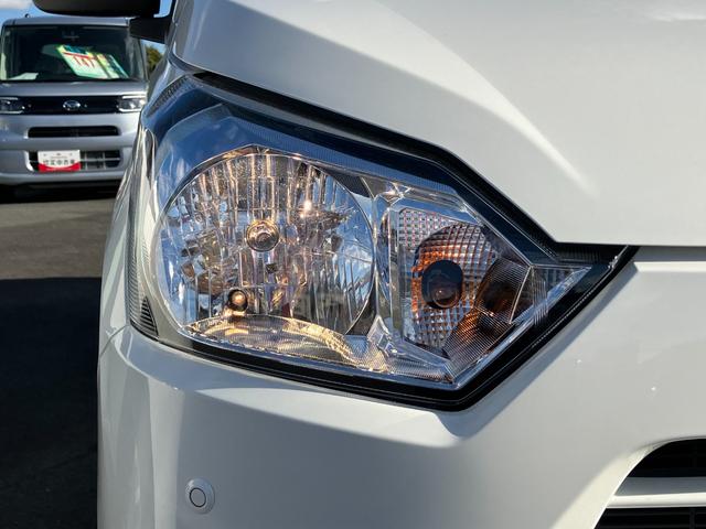 ミライース Ｌ　ＳＡＩＩＩ　１３インチフルホイールキャップ　マルチリフレクターハロゲンヘッドランプ　可倒式ドアミラー　自発光式デジタルメーターアンバーイルミネーションメーター　マニュアルエアコン（ダイヤル式）　キーレスエントリー（11枚目）
