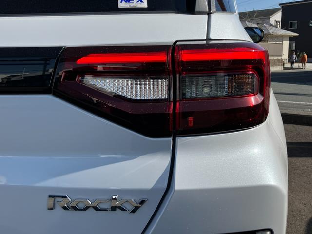 ロッキー プレミアム 17インチアルミホイール UVIRカット遮音ガラス フルLEDヘッドランプ キーフリーシステム 革巻きステアリングホイール 本革シフトノブ アクティブマルチインフォメーションメーター(15枚目)