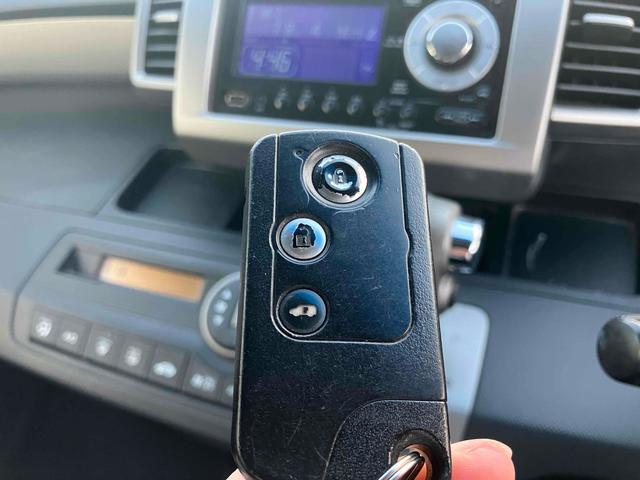 フリード G ジャストセレクション ETC 両側スライド・片側電動 スマートキー 電動格納ミラー CVT CD USB 盗難防止システム 衝突安全ボディ ABS ESC エアコン パワーステアリング(4枚目)