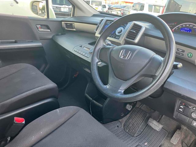 フリード G ジャストセレクション ETC 両側スライド・片側電動 スマートキー 電動格納ミラー CVT CD USB 盗難防止システム 衝突安全ボディ ABS ESC エアコン パワーステアリング(9枚目)