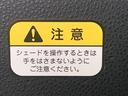 最も気になる室内は、特にこだわってクリーニングしております。マットやシートだけではなく、エアコンの吹き出し口やドアノブの隙間など、様々なブラシや道具を使い分けて、隅々までクリーニングしております。