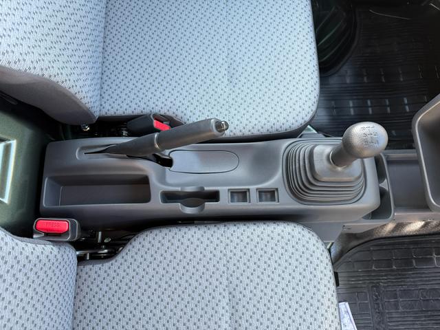 キャリイトラック ＫＣエアコン・パワステ　７型　４ＷＤ　オートライト　禁煙車　４ＷＤ　衝突被害軽減システム　アイドリングストップ　横滑り防止機能　衝突安全ボディ　盗難防止システム（41枚目）