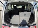 後席シートは分割して倒せます、大きな荷物も収納可能。