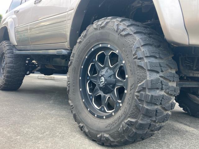 ランドクルーザー１００ ＶＸリミテッド　Ｇセレクション　１ナンバー登録　走行５．５万キロ　４ＷＤ　リフトアップ　アクティブコントローラー　サンルーフ　本革　パワーシート　社外マフラー　テール　オーバーフェンダー　アルミホイール（4枚目）