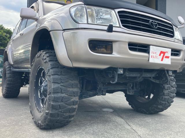 ランドクルーザー１００ ＶＸリミテッド　Ｇセレクション　１ナンバー登録　走行５．５万キロ　４ＷＤ　リフトアップ　アクティブコントローラー　サンルーフ　本革　パワーシート　社外マフラー　テール　オーバーフェンダー　アルミホイール（7枚目）