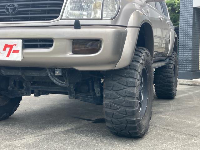 ランドクルーザー１００ ＶＸリミテッド　Ｇセレクション　１ナンバー登録　走行５．５万キロ　４ＷＤ　リフトアップ　アクティブコントローラー　サンルーフ　本革　パワーシート　社外マフラー　テール　オーバーフェンダー　アルミホイール（8枚目）
