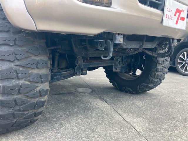 ランドクルーザー１００ ＶＸリミテッド　Ｇセレクション　１ナンバー登録　走行５．５万キロ　４ＷＤ　リフトアップ　アクティブコントローラー　サンルーフ　本革　パワーシート　社外マフラー　テール　オーバーフェンダー　アルミホイール（9枚目）