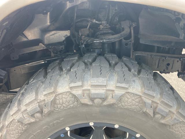 ランドクルーザー１００ ＶＸリミテッド　Ｇセレクション　１ナンバー登録　走行５．５万キロ　４ＷＤ　リフトアップ　アクティブコントローラー　サンルーフ　本革　パワーシート　社外マフラー　テール　オーバーフェンダー　アルミホイール（10枚目）