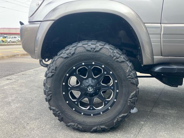 ランドクルーザー１００ ＶＸリミテッド　Ｇセレクション　１ナンバー登録　走行５．５万キロ　４ＷＤ　リフトアップ　アクティブコントローラー　サンルーフ　本革　パワーシート　社外マフラー　テール　オーバーフェンダー　アルミホイール（11枚目）