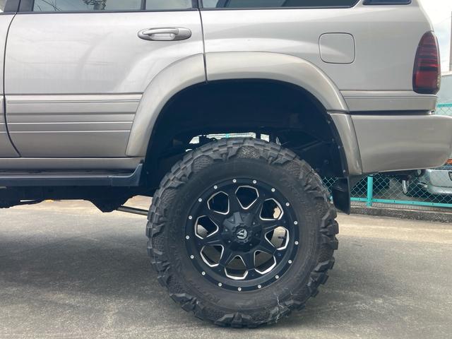 ランドクルーザー１００ ＶＸリミテッド　Ｇセレクション　１ナンバー登録　走行５．５万キロ　４ＷＤ　リフトアップ　アクティブコントローラー　サンルーフ　本革　パワーシート　社外マフラー　テール　オーバーフェンダー　アルミホイール（12枚目）
