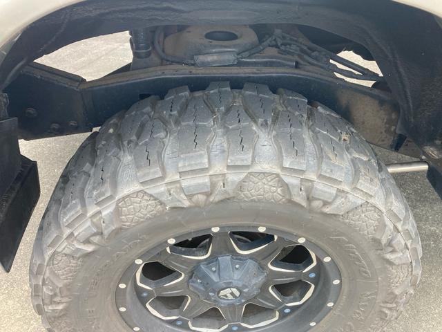 ランドクルーザー１００ ＶＸリミテッド　Ｇセレクション　１ナンバー登録　走行５．５万キロ　４ＷＤ　リフトアップ　アクティブコントローラー　サンルーフ　本革　パワーシート　社外マフラー　テール　オーバーフェンダー　アルミホイール（13枚目）