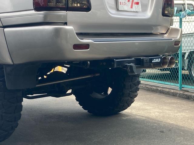 ランドクルーザー１００ ＶＸリミテッド　Ｇセレクション　１ナンバー登録　走行５．５万キロ　４ＷＤ　リフトアップ　アクティブコントローラー　サンルーフ　本革　パワーシート　社外マフラー　テール　オーバーフェンダー　アルミホイール（16枚目）