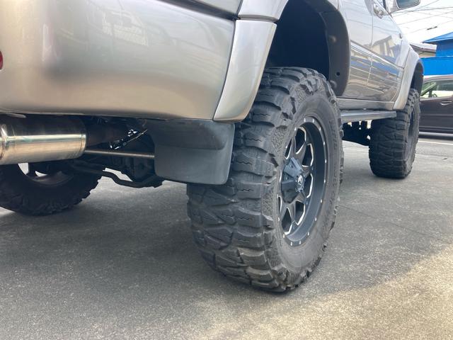 ランドクルーザー１００ ＶＸリミテッド　Ｇセレクション　１ナンバー登録　走行５．５万キロ　４ＷＤ　リフトアップ　アクティブコントローラー　サンルーフ　本革　パワーシート　社外マフラー　テール　オーバーフェンダー　アルミホイール（19枚目）