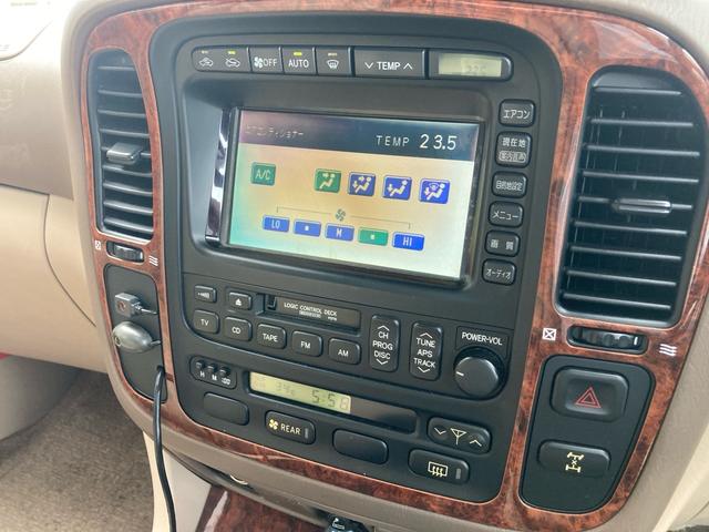 ランドクルーザー１００ ＶＸリミテッド　Ｇセレクション　１ナンバー登録　走行５．５万キロ　４ＷＤ　リフトアップ　アクティブコントローラー　サンルーフ　本革　パワーシート　社外マフラー　テール　オーバーフェンダー　アルミホイール（27枚目）