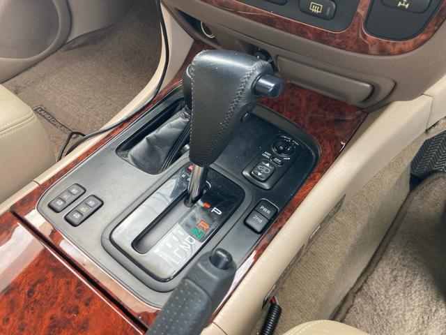 ランドクルーザー１００ ＶＸリミテッド　Ｇセレクション　１ナンバー登録　走行５．５万キロ　４ＷＤ　リフトアップ　アクティブコントローラー　サンルーフ　本革　パワーシート　社外マフラー　テール　オーバーフェンダー　アルミホイール（28枚目）