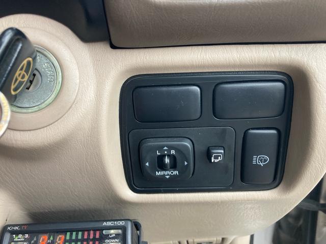 ランドクルーザー１００ ＶＸリミテッド　Ｇセレクション　１ナンバー登録　走行５．５万キロ　４ＷＤ　リフトアップ　アクティブコントローラー　サンルーフ　本革　パワーシート　社外マフラー　テール　オーバーフェンダー　アルミホイール（30枚目）