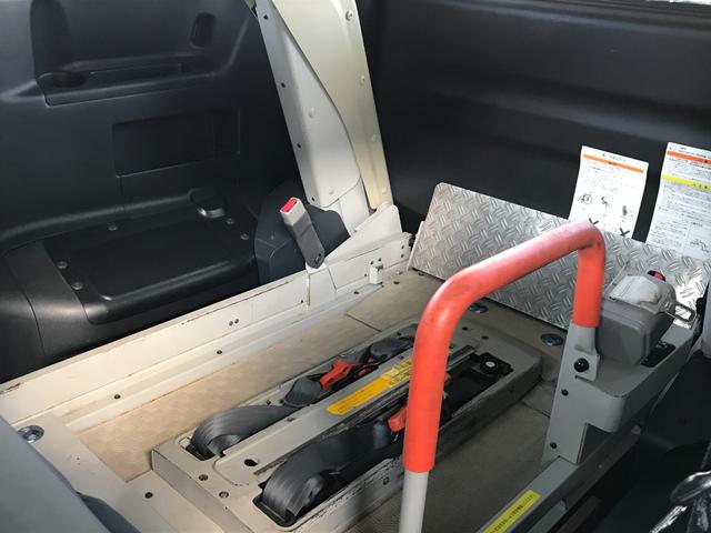 セレナ 　車いす移動車　固定具車載分のみ　Ｓドア連動ステップ有（12枚目）