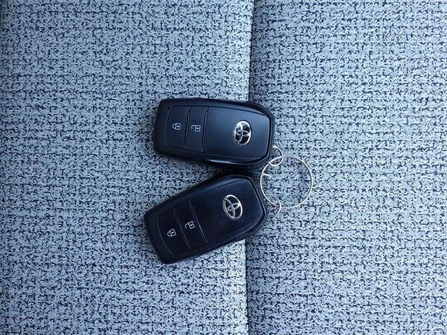 ヤリス ハイブリッドＺ　１００Ｖ　ＰＣＳ　整備記録簿　ＤＶＤ　地デジ　Ｂカメラ　ドラレコ付　ＬＥＤランプ　スマキー　ＥＴＣ付き　メディアプレイヤー接続　ナビＴＶ　ＶＳＣ　パワステ　１オナ車　クルコン　カーテンエアバック（27枚目）