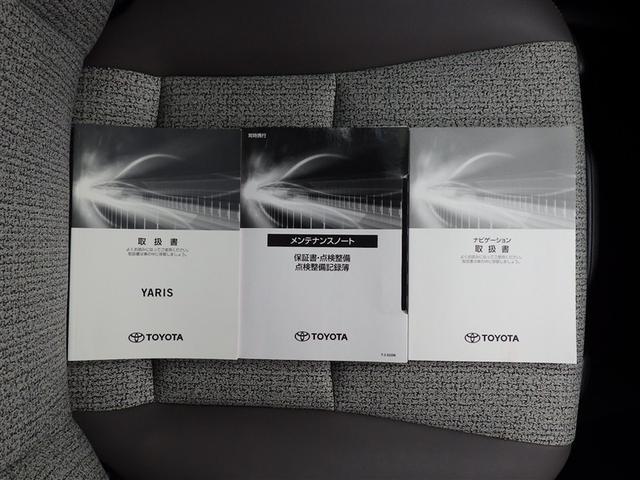 ヤリス ハイブリッドＺ　１００Ｖ　ＰＣＳ　整備記録簿　ＤＶＤ　地デジ　Ｂカメラ　ドラレコ付　ＬＥＤランプ　スマキー　ＥＴＣ付き　メディアプレイヤー接続　ナビＴＶ　ＶＳＣ　パワステ　１オナ車　クルコン　カーテンエアバック（31枚目）
