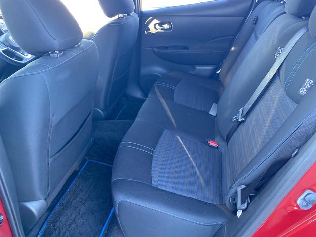 リーフ Ｘ　１０万台記念車　バッテリー１２セグメント　前席、後席シートヒーター　メーカーナビ　フルセグＴＶ　走行中ＴＶ　ＯＫ（20枚目）