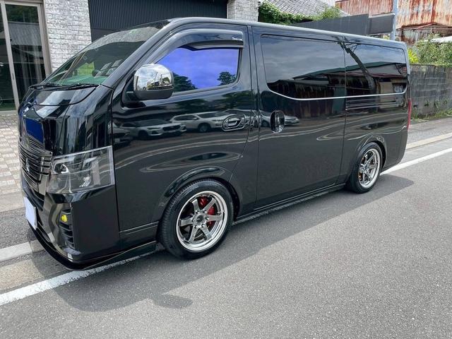 キャラバン グランドプレミアムＧＸ　４ＷＤ　ワンオーナー新車ベースカスタム車両　室内断熱加工済み　フルエアロ　ローダウン　社外サス　１８インチアルミホイール（2枚目）
