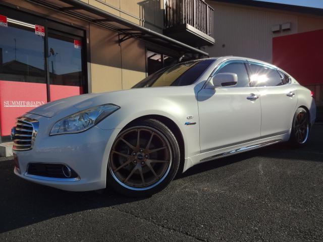 シーマ ハイブリッド　ＶＩＰ　★鑑定書付き★ＴＷＳ鍛造２０インチＡＷ★車高調キットローダウン★サンルーフ★本革★後席ＶＩＰ専用装備★純正ＨＤＤナビ★フルセグ★ＤＶＤ★Ｂｌｕｅｔｏｏｔｈ★バックカメラ★ビルトインＥＴＣ★（12枚目）