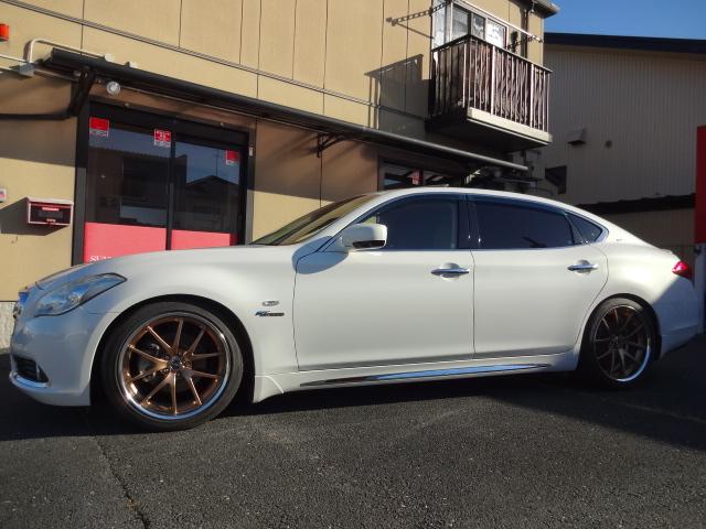 シーマ ハイブリッド　ＶＩＰ　★鑑定書付き★ＴＷＳ鍛造２０インチＡＷ★車高調キットローダウン★サンルーフ★本革★後席ＶＩＰ専用装備★純正ＨＤＤナビ★フルセグ★ＤＶＤ★Ｂｌｕｅｔｏｏｔｈ★バックカメラ★ビルトインＥＴＣ★（19枚目）