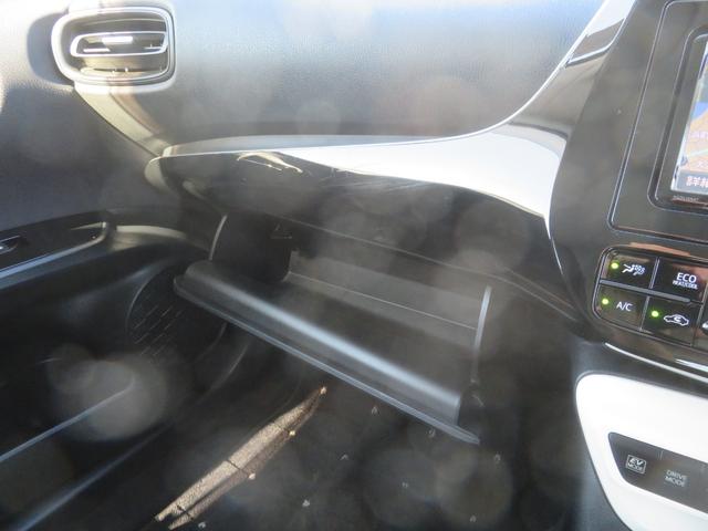 プリウス Ｅ　１年保証　純正ナビ　フルセグＴＶ　Ｂｌｕｅｔｏｏｔｈ　セーフティセンス　Ｂカメラ　ＥＴＣ　クリアランスソナー　ＬＥＤライト　クルーズコントロール　オートハイビーム　社外１７ＡＷ　ウインカーミラー（22枚目）