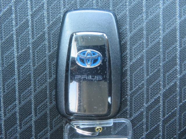 プリウス Ｅ　１年保証　純正ナビ　フルセグＴＶ　Ｂｌｕｅｔｏｏｔｈ　セーフティセンス　Ｂカメラ　ＥＴＣ　クリアランスソナー　ＬＥＤライト　クルーズコントロール　オートハイビーム　社外１７ＡＷ　ウインカーミラー（28枚目）