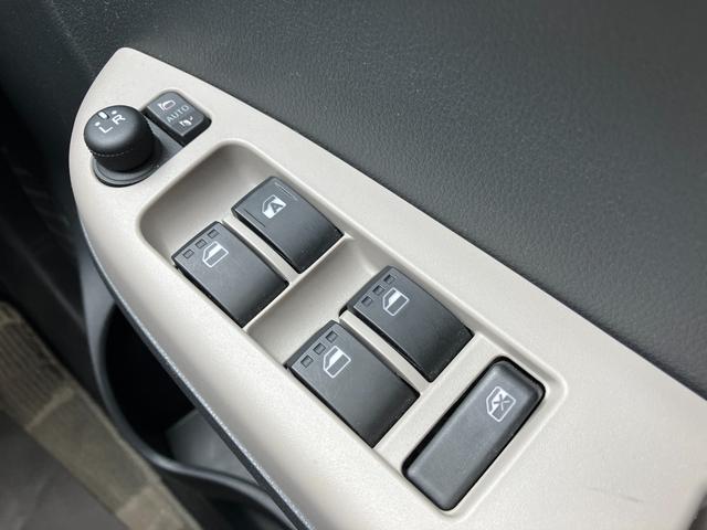 ブーン スタイル ホワイトリミテッド SAIII キーフリーシステム プッシュボタンスタート フルホイールキャップ 電動格納ドアミラー オートエアコン(プッシュ式) UVカットガラス	 パワーウィンドウ(28枚目)