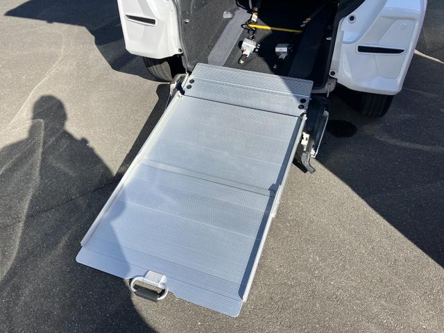 タント スローパーＸターンシート付　福祉車両　１４インチフルホイールキャップ　フルＬＥＤヘッドランプ　オート格納式カラードドアミラー　左側パワースライドドア　ＴＦＴカラーマルチインフォメーションディスプレイ　フルファブリックシート（16枚目）