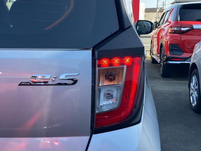 ミライース Ｘ　ＳＡＩＩＩ　１４インチフルホイールキャップ　ＬＥＤヘッドランプ　電動格納式（カラード）ドアミラー　自発光式デジタルメーターブルーイルミネーションメーター　マニュアルエアコン（ダイヤル式）　キーレスエントリー（10枚目）